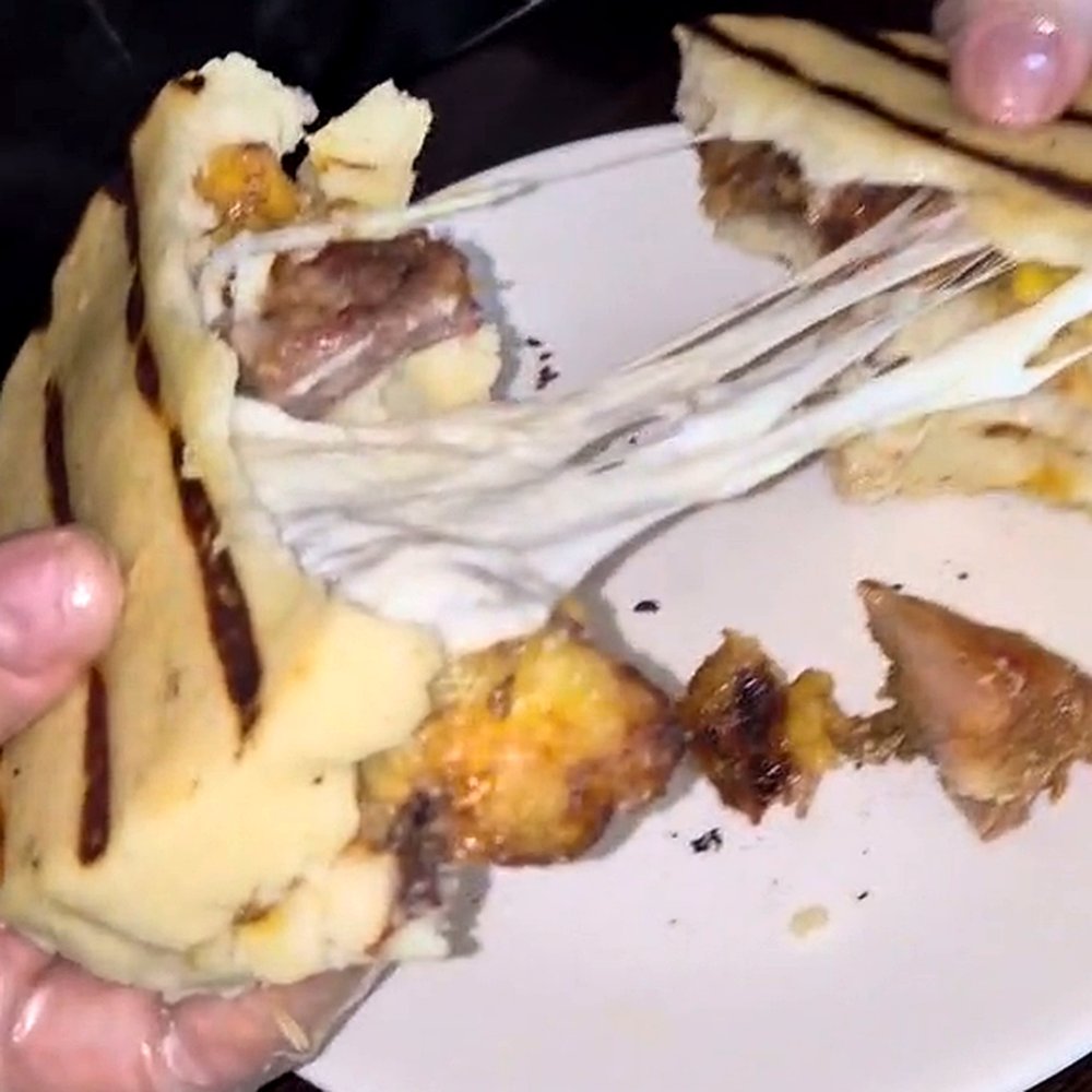 Arepa artesanal con queso derretido — De Mi Abuelita